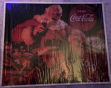 09235-3 € 15,00 coca cola ijzeren plaat kerstman met cadeau38x 32.jpeg